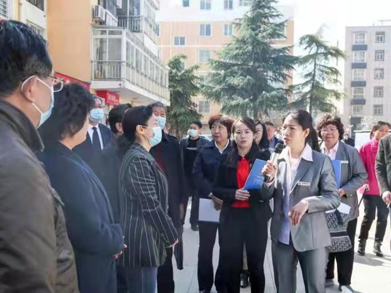 2021年，市人大、政協(xié)等各級(jí)領(lǐng)導(dǎo)與金色嘉園項(xiàng)目經(jīng)理交流