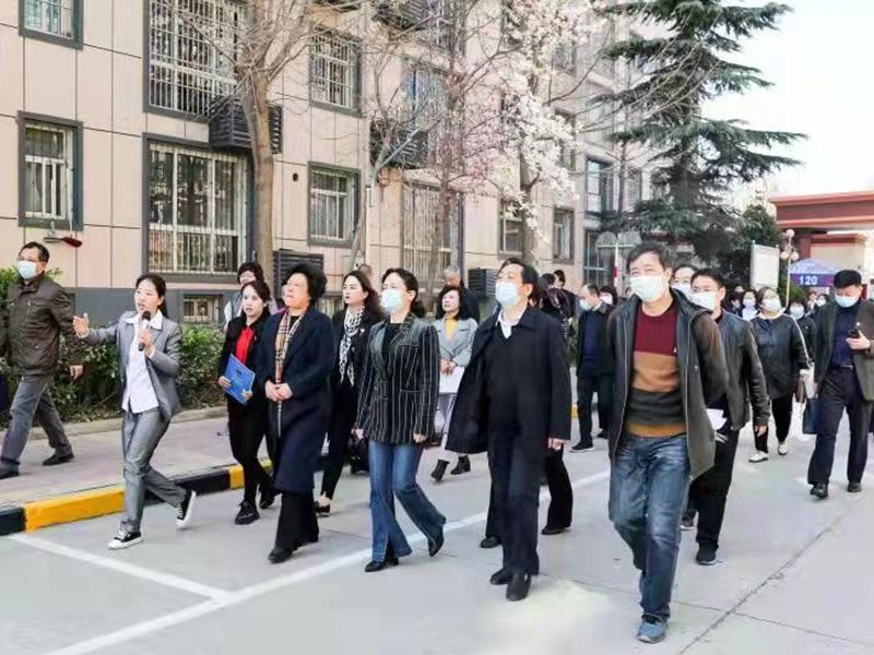 2021年，市人大、政協(xié)等各級(jí)領(lǐng)導(dǎo)到金色嘉園小區(qū)調(diào)研